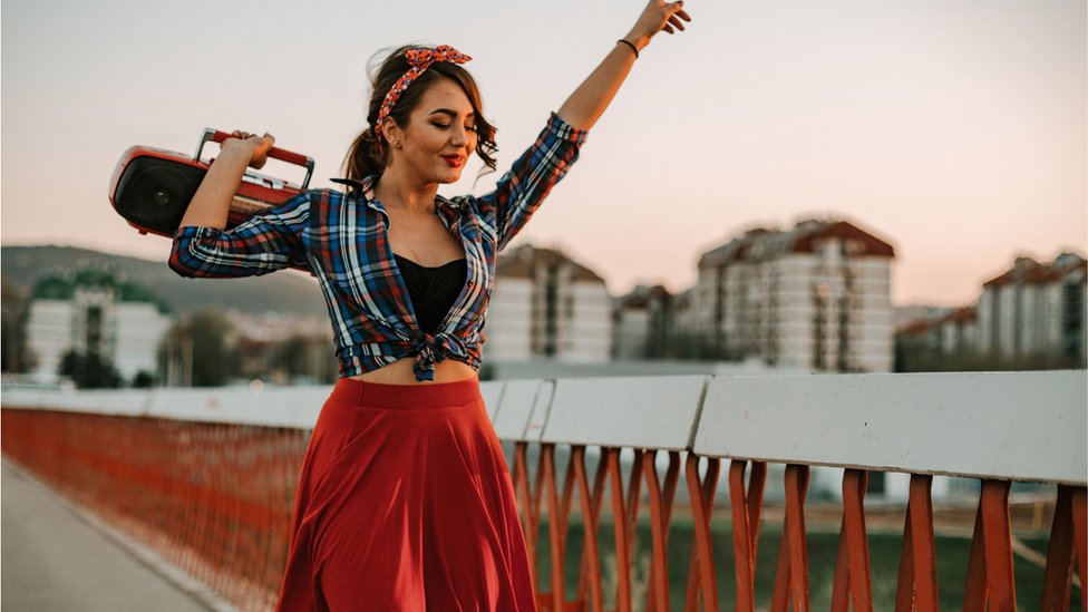 Mujer con grabadora bailando