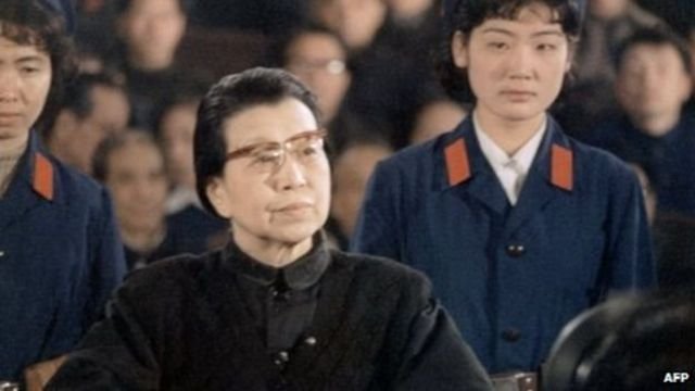 「四人幫」被逮捕後，毛澤東的夫人江青被指為"江青反革命集團"的首犯被判終身監禁