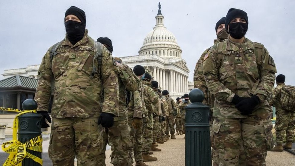 Funcionarios de la Guardia Nacional desplegados en las inmediaciones del Capitolio de Estados Unidos.