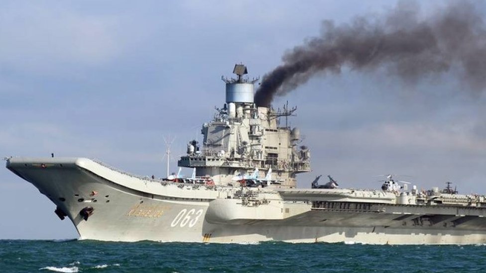 Российский авианосец «Адмирал Кузнецов» в проливе Ла-Манш (21 октября 2016 г.)