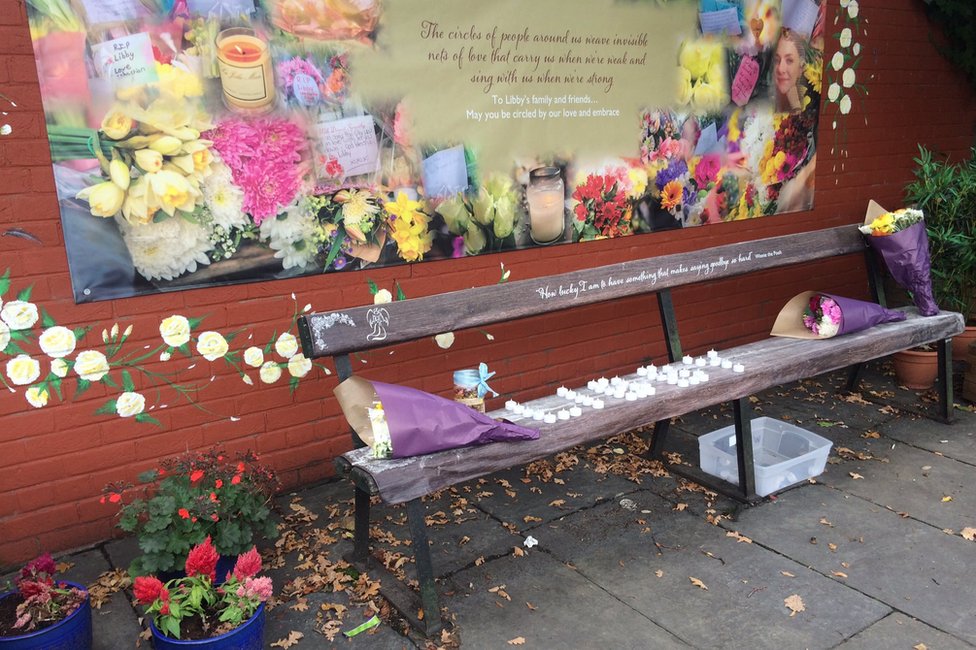 Скамейка с цветами и чайными свечами