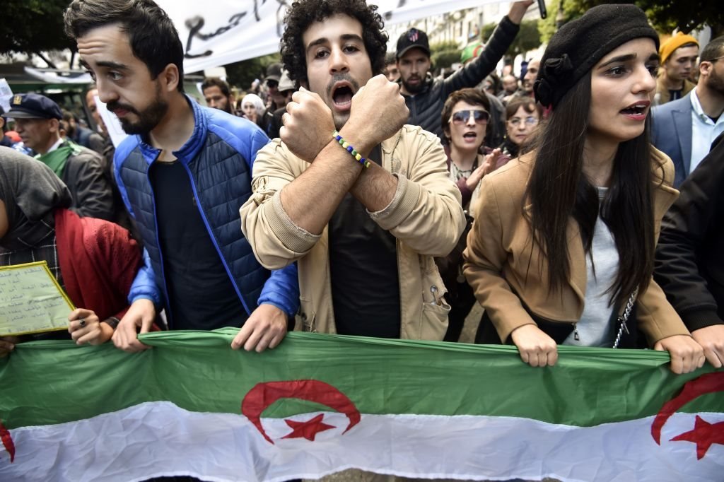 متظاهرون جزائريون أثناء مطالبتهم برحيل النظام ورموزه عام 2019