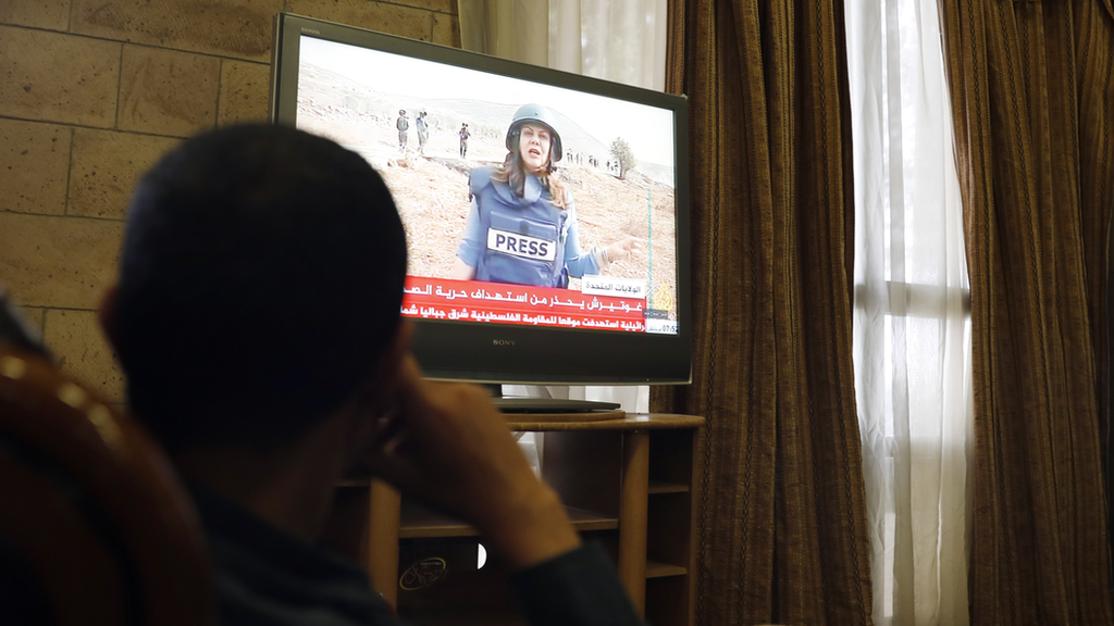 صحفي يتابع تقرير عن حرية الصحافة
