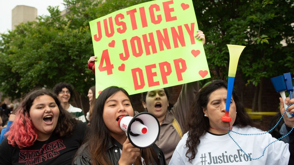 Fans de Johnny Depp mostrando su apoyo al actor durante el juicio.
