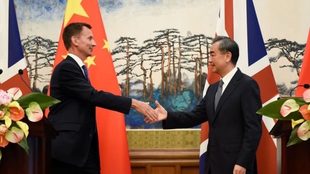 Hunt bersama Menteri Luar Negeri Cina Wang Yi.