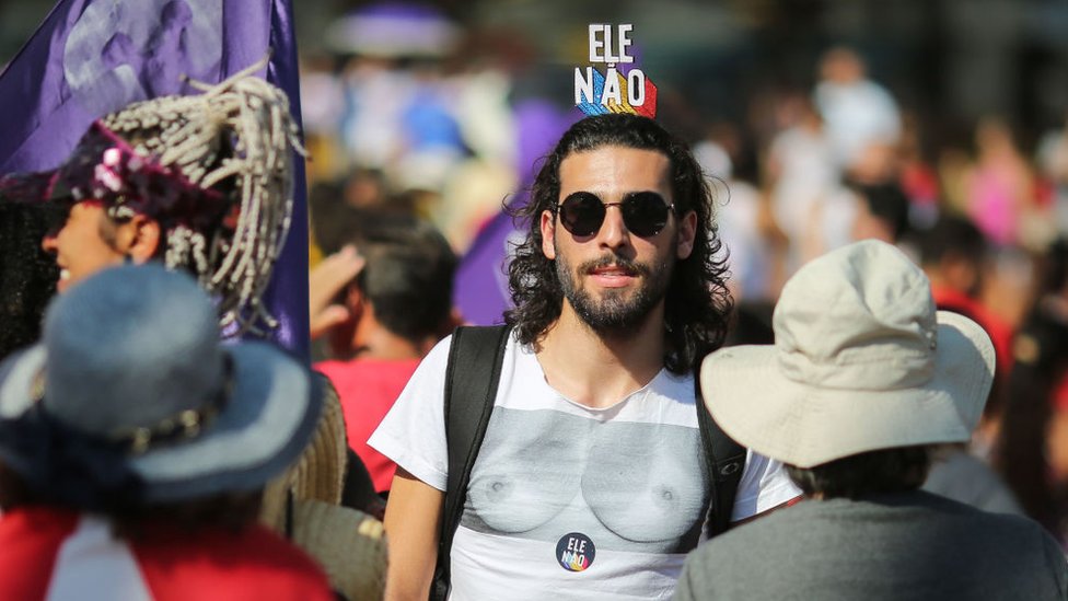 Hombre manifestantes de "#EleNão".