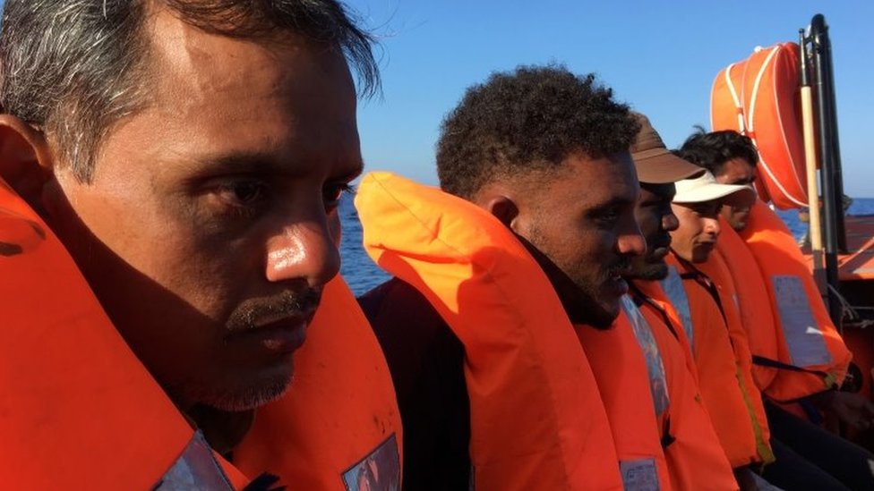 Мигрантов спасли с корабля и доставили в Ocean Viking
