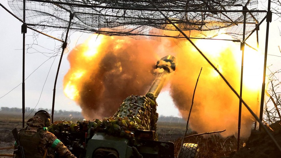 المدفعية الأوكرانية تقصف أهدافا قرب باخموت.