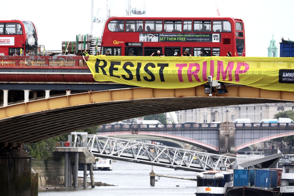 Poruke protiv Trampa na Vokshol mostu