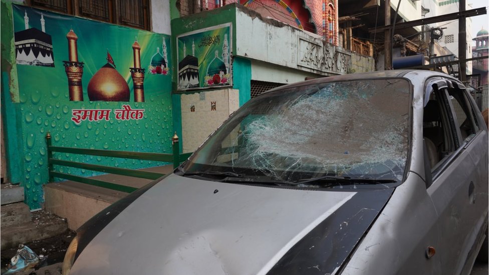 Местные жители в Канпуре говорят, что полиция вандализировала автомобили