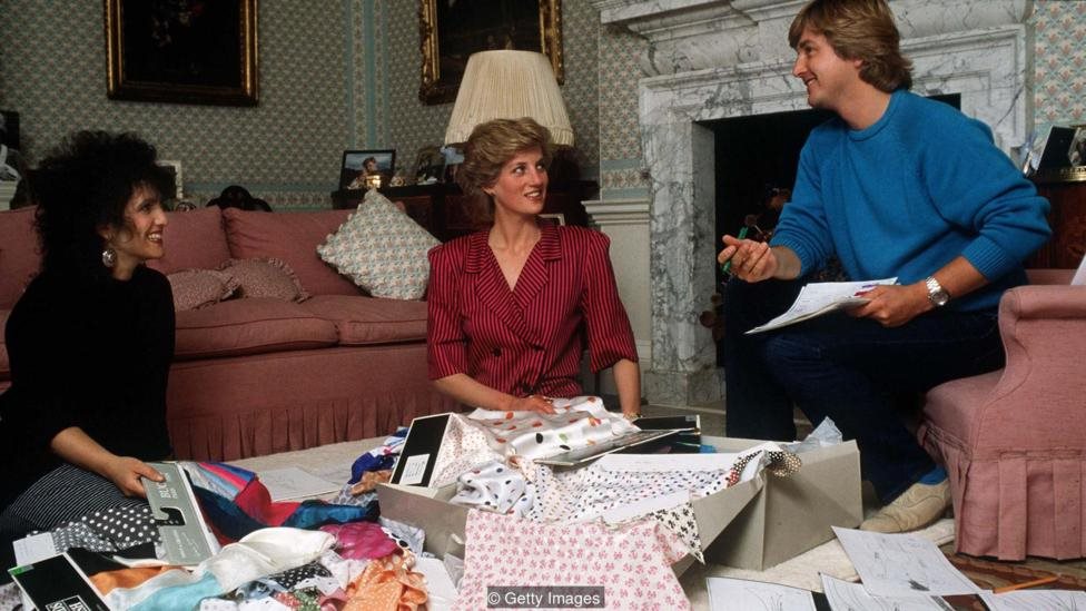 Putri Diana bersama dengan Elizabeth dan David Emanuel di Istana Kensington pada 1986, memilih pakaian untuk tur kerajaan.