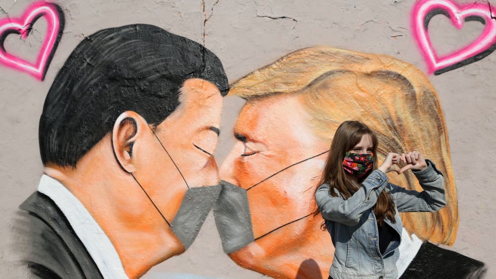 Mural con Xi y Trump besándose