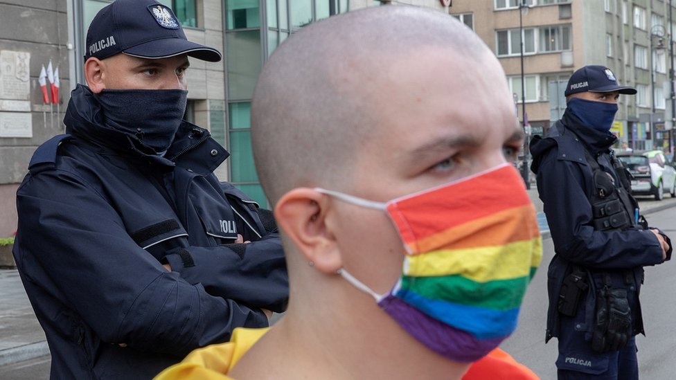 LGBT-aktivist na akcii v Varšave