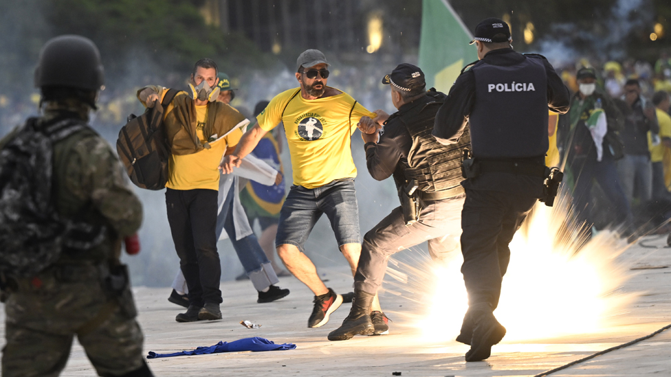 Bolsonarista enfrentando policiais no Brasil