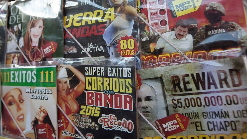 Álbumes de narcocorridos a la venta en México.