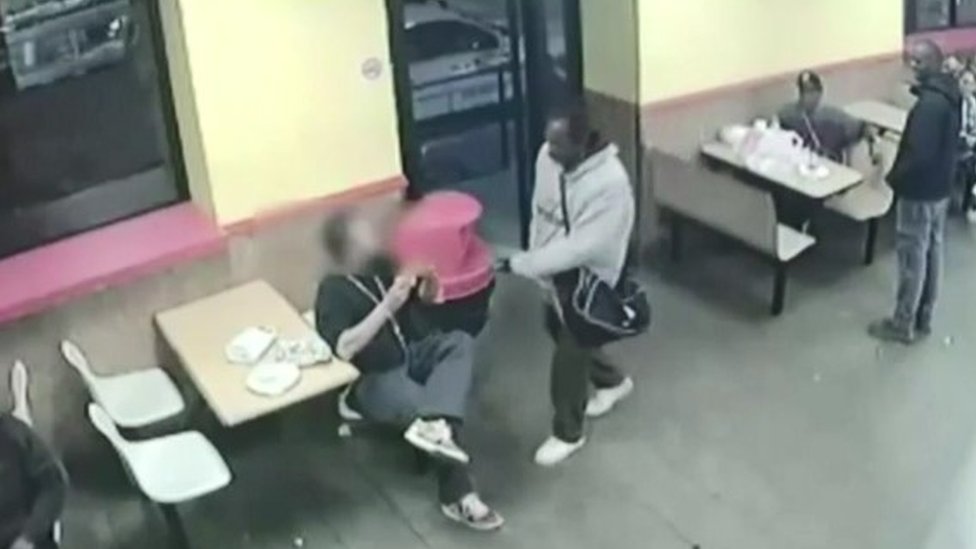 Un hombre apunta con un cuchillo en un restaurante