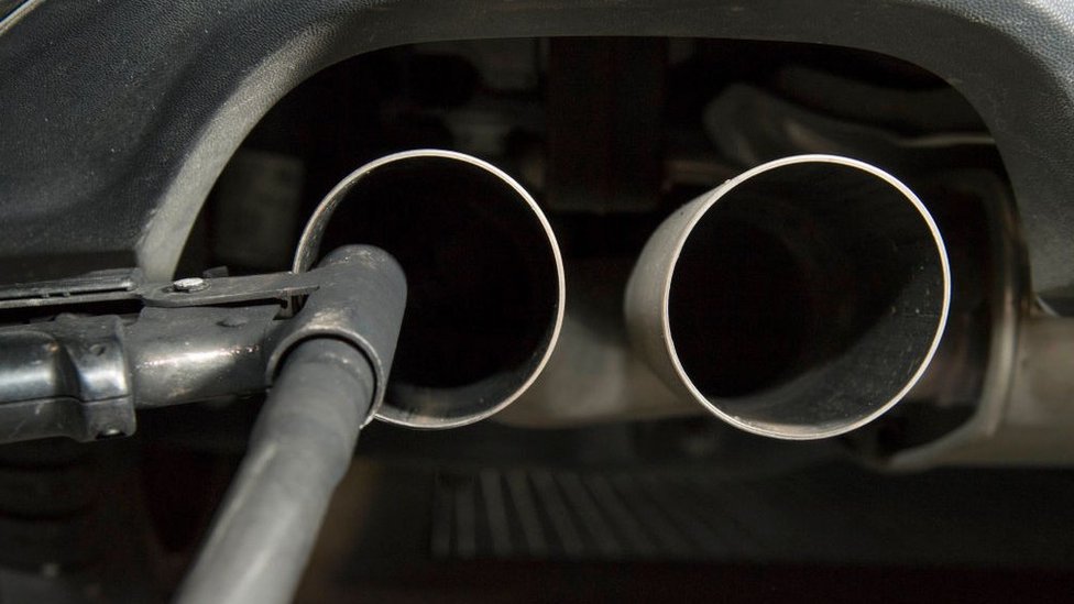 Шланг для испытания на выбросы закреплен в выхлопной трубе 2-литрового дизельного автомобиля Volkswagen Golf в Управлении технического надзора в Людвигсбурге, на юго-западе Германии, 7 августа 2017 г.