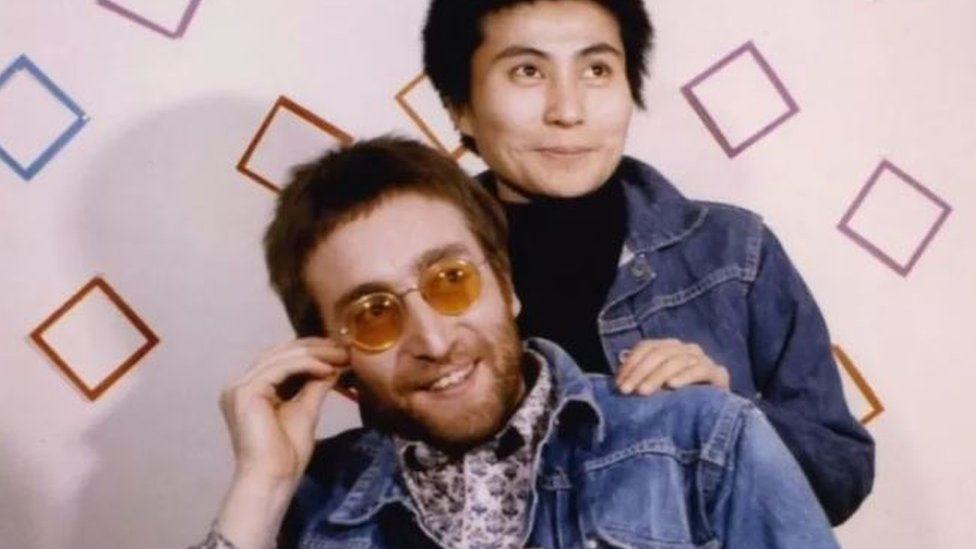 نجم البيتلز جون لينون وزوجته يوكو أونو