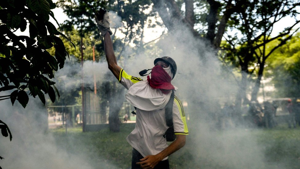 Van cerca de 40 muertos desde que comenzó la ola de protestas opositoras en Venezuela, hace más de un mes. Manifestante en Caracas