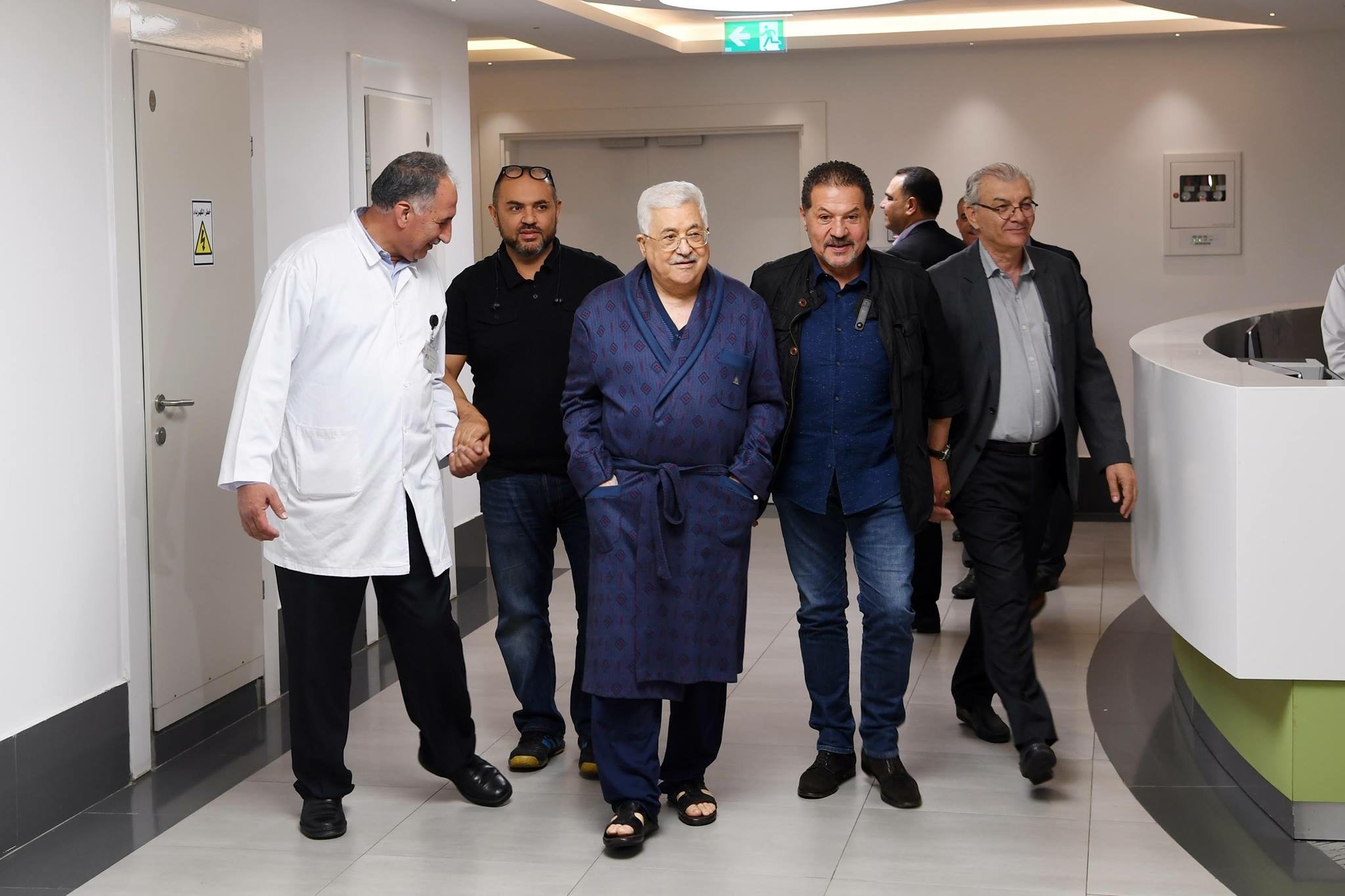 الرئيس الفلسطيني يتجول في أنحاء المستشفى