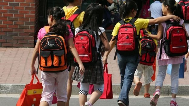 Ketika pembelot tiba di Korea Selatan, mereka menjalani program pemukiman kembali pemerintah.