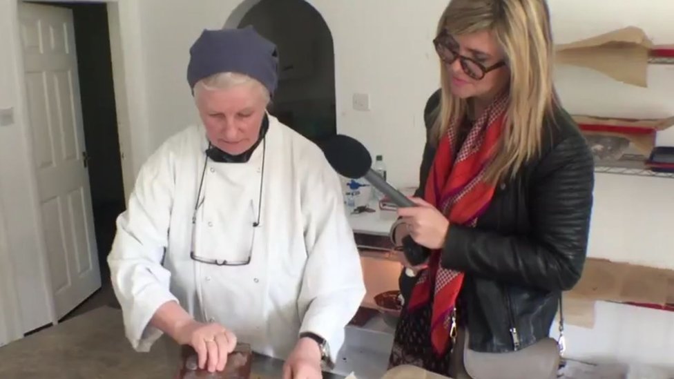 No fue fácil para la hermana a cargo de la fábrica dejar de comer chocolate para la última cuaresma. Monja haciendo chocolates
