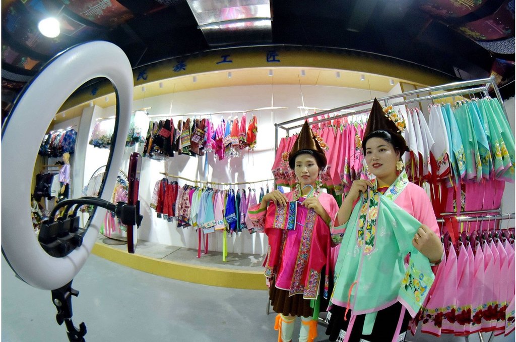 中國貴州省黔東南州的一家服裝公司，苗族婦女通過在線直播銷售刺繡產品（2023年11月5日）。