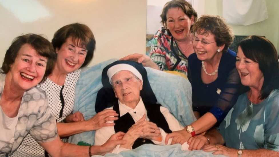 Сестра Варфоломей со своими пятью племянницами, которые приехали навестить ее на ее 100-летие