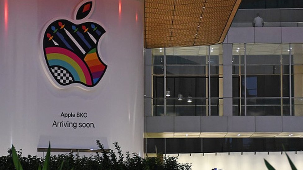 A time-lapse view of a week's work on the new Apple store