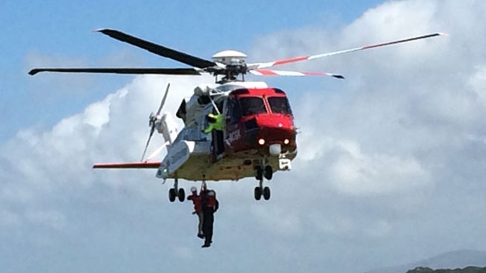 Вертолет HM Coastguard Sikorsky в действии над Кернарфоном, Гвинед