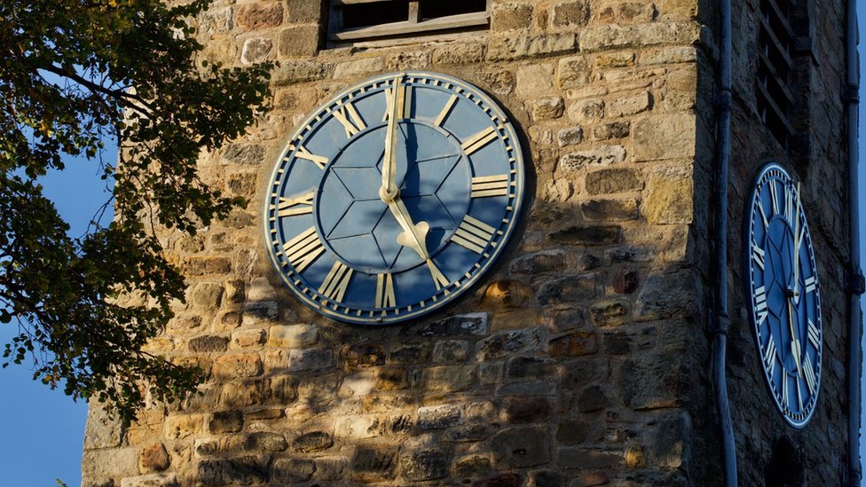 Corbridge church clock goes automatic after 125 years - BBC News