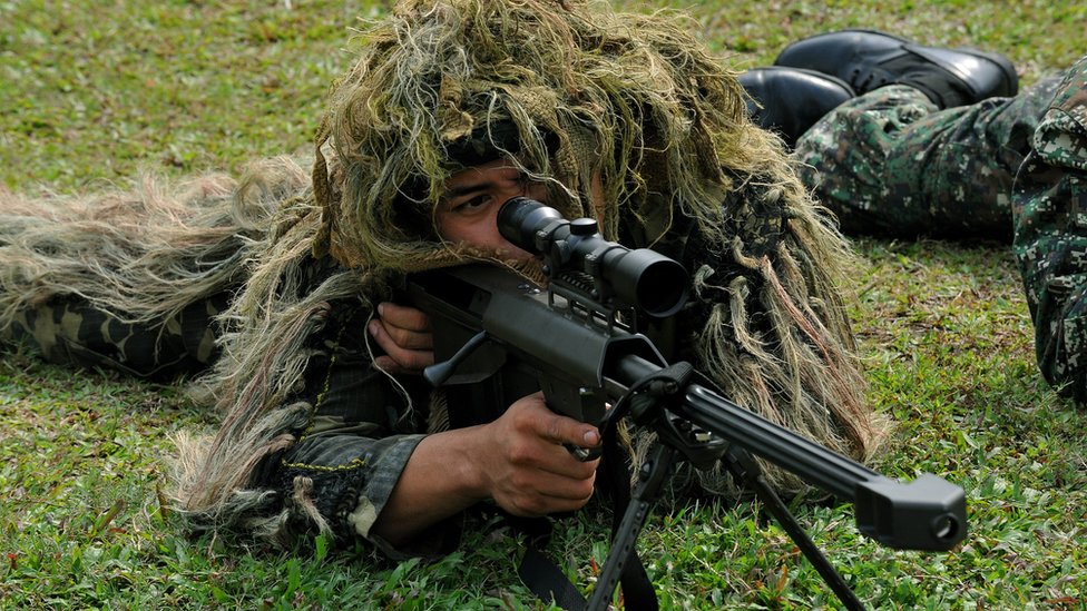 Un soldado en una sesión de entrenamiento con un rifle Barret en Filipinas, en 2010. La policía y el ejército habían estado en alerta después de que EE.UU. emitiera una advertencia de un inminente ataque terrorista en Manila. Un soldado