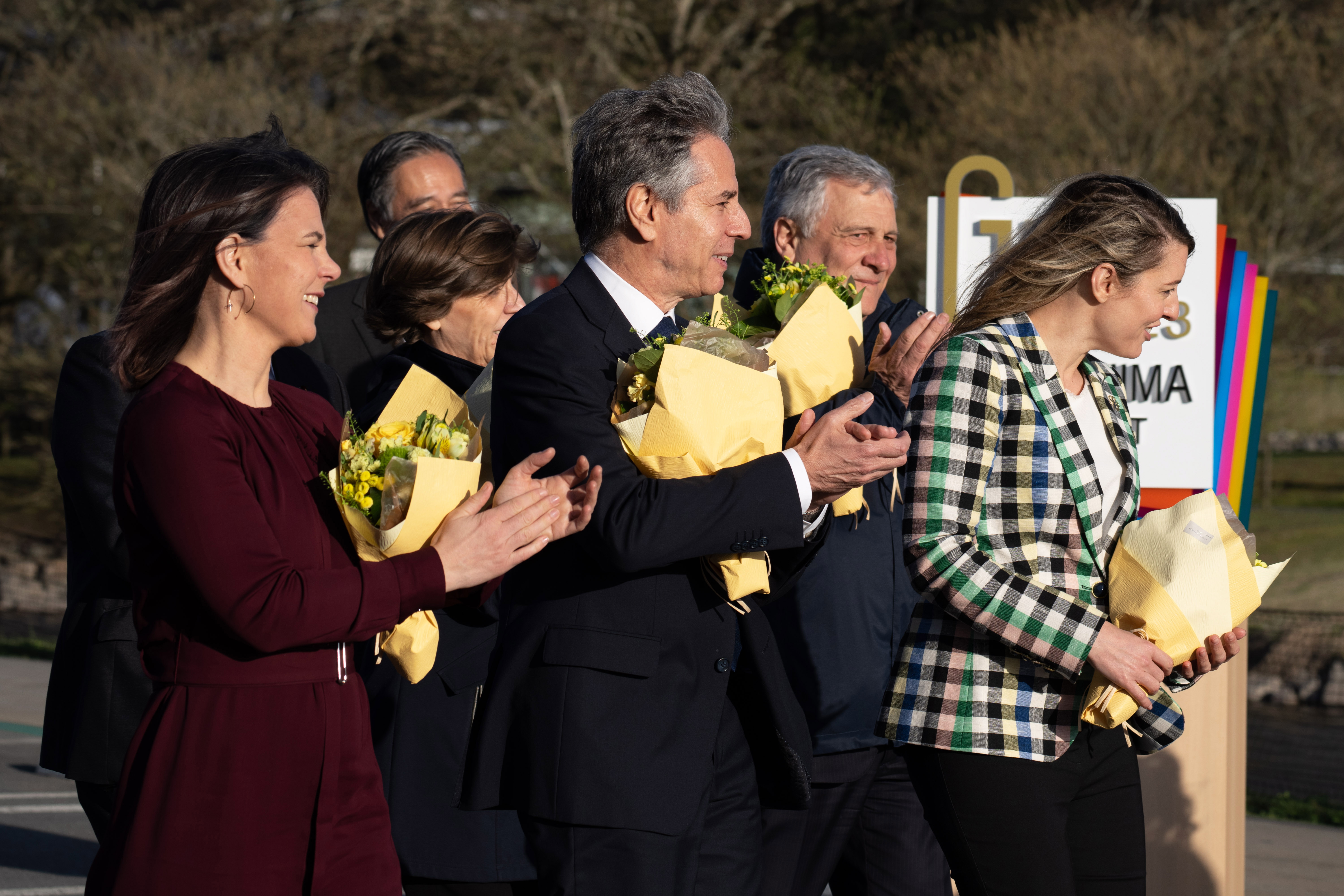 وزيرة الخارجية الألمانية أنالينا بربوك (يسار) ووزير الخارجية الأمريكي أنتوني بلينكين (وسط) ووزيرة الخارجية الكندية ميلاني جولي خلال حفل ترحيب في محافظة ناغانو، اليابان، 16 أبريل/نيسان 2023.