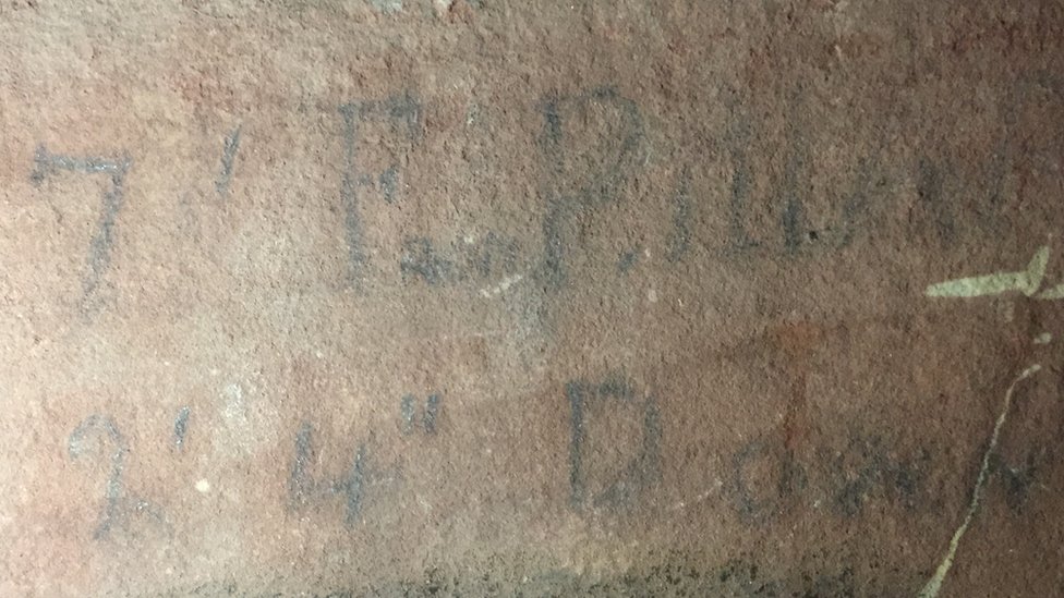 Карандашная записка, записывающая могилу