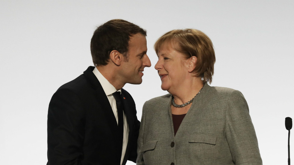 Канцлер Германии Ангела Меркель целует президента Франции Эммануэля Макрона в конце пресс-конференции 13 декабря 2017 года