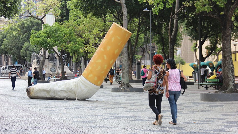 Una calle de Río con un cigarrillo gigante tirado