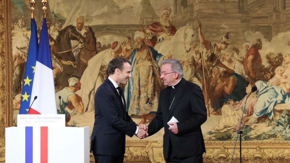 Fransa Cumhurbaşkanı Emmanuel Macron ve Vatikan'ın Fransa Büyükelçisi Başpiskopos Luigi Ventura (4 Aralık 2018)