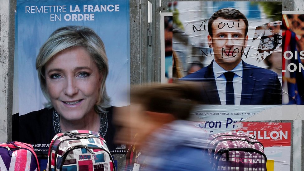 En cierta forma, Le Pen representa la promesa da una Francia más encerrada sobre sí misma y Macron la de una Francia abierta al mundo. Posters de Marine Le Pen y Emmanuel Macron