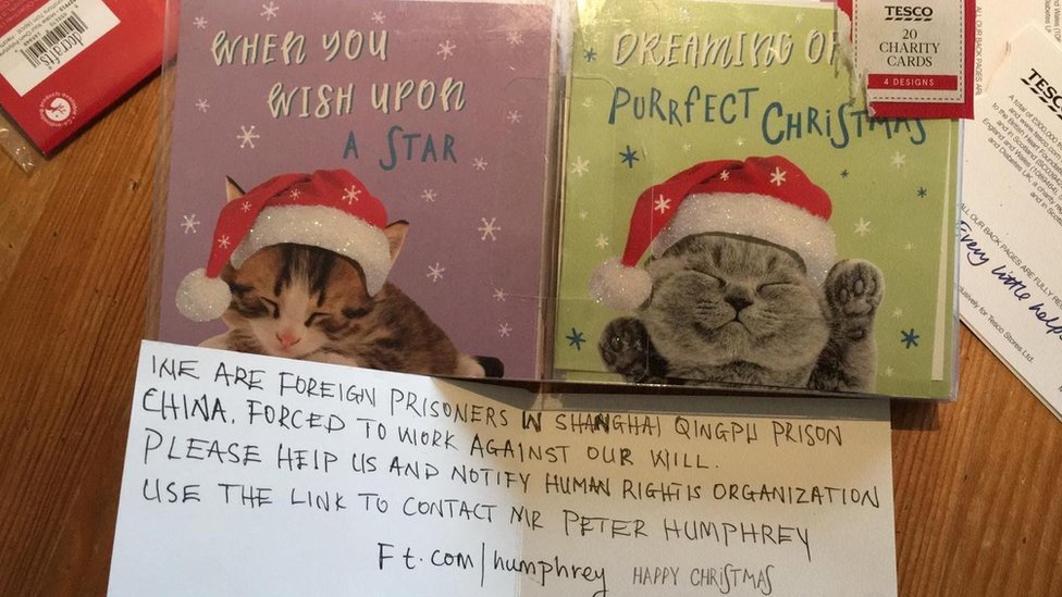 Una tarjeta navideña con un mensaje escrito a mano