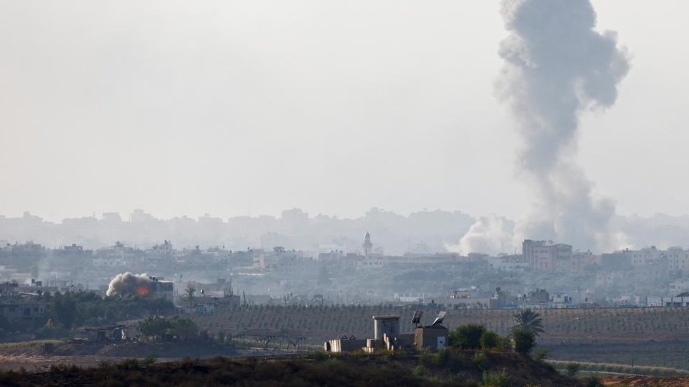 10月30日，以色列從加沙地帶向以色列發射火箭後，建築物上空濃煙滾滾。