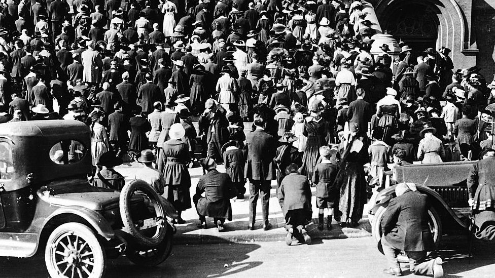 Crowd gathered near a church in San Francisco in 1918