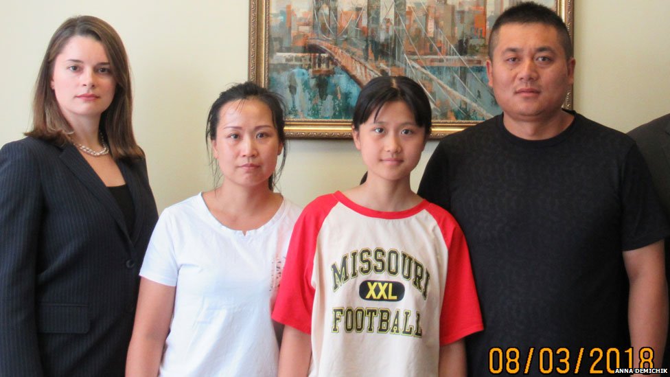 Цзиньцзин со своей семьей и их адвокатом