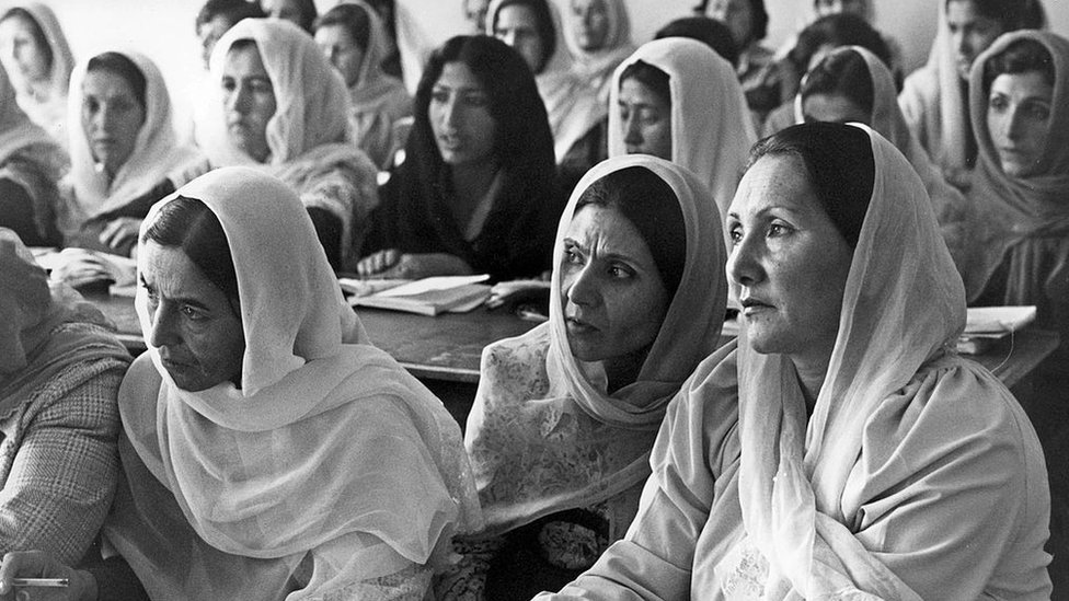 Mujeres afganas en un colegio en Kabul durante el gobierno comunista en los 1980.
