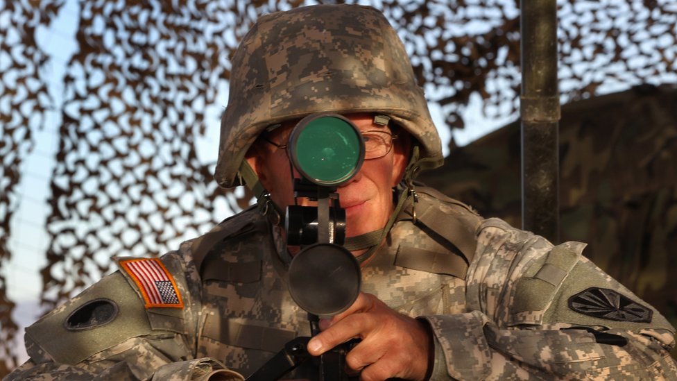 Un soldado de EE.UU. vigila la frontera en Nogales, California