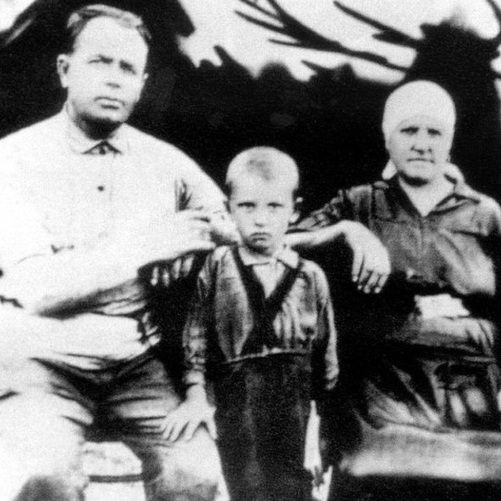 Gorbachov pasó los primeros años de su vida trabajando en una granja con sus padres al sur de Rusia.