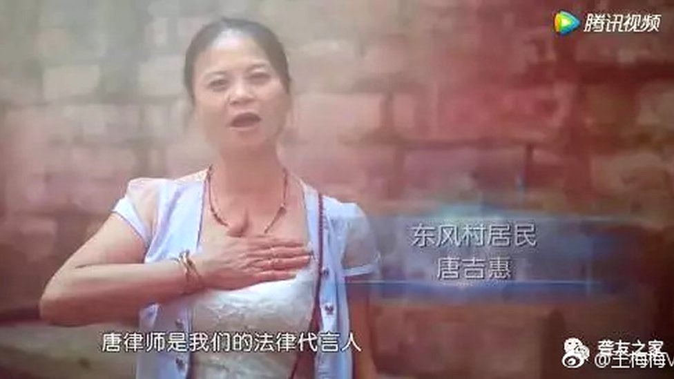 Tang Jihui mostrando gesto de gratitud