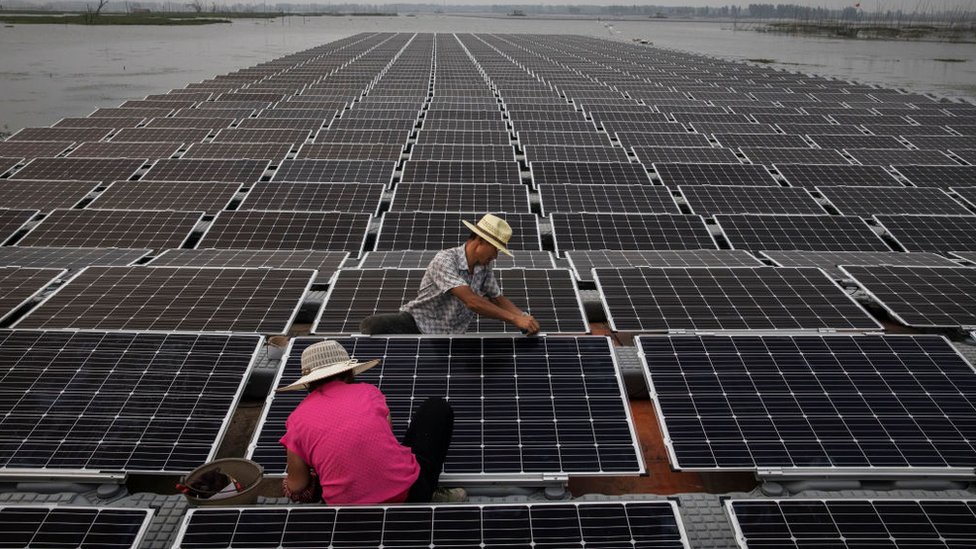 China ha invertido en la industria de energía solar. Paneles solares en China.