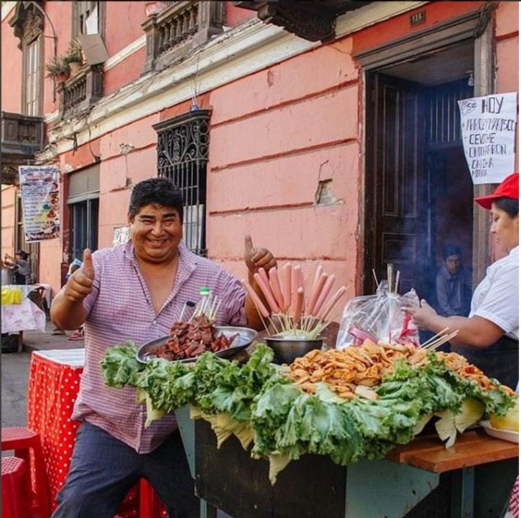 hombre saluda al lado de un negocio de comida callejera hombre saluda al lado de un negocio de comida callejera