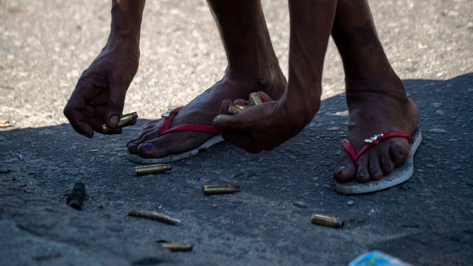 Una persona junta cartuchos de bala en una favela de Rio de Janeiro.