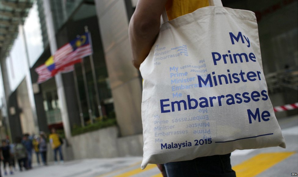 Протестующий из Малайзии несет сумку с надписью «Мой премьер-министр смущает меня», когда протестующие собираются в Куала-Лумпуре - 29 августа 2015 г.
